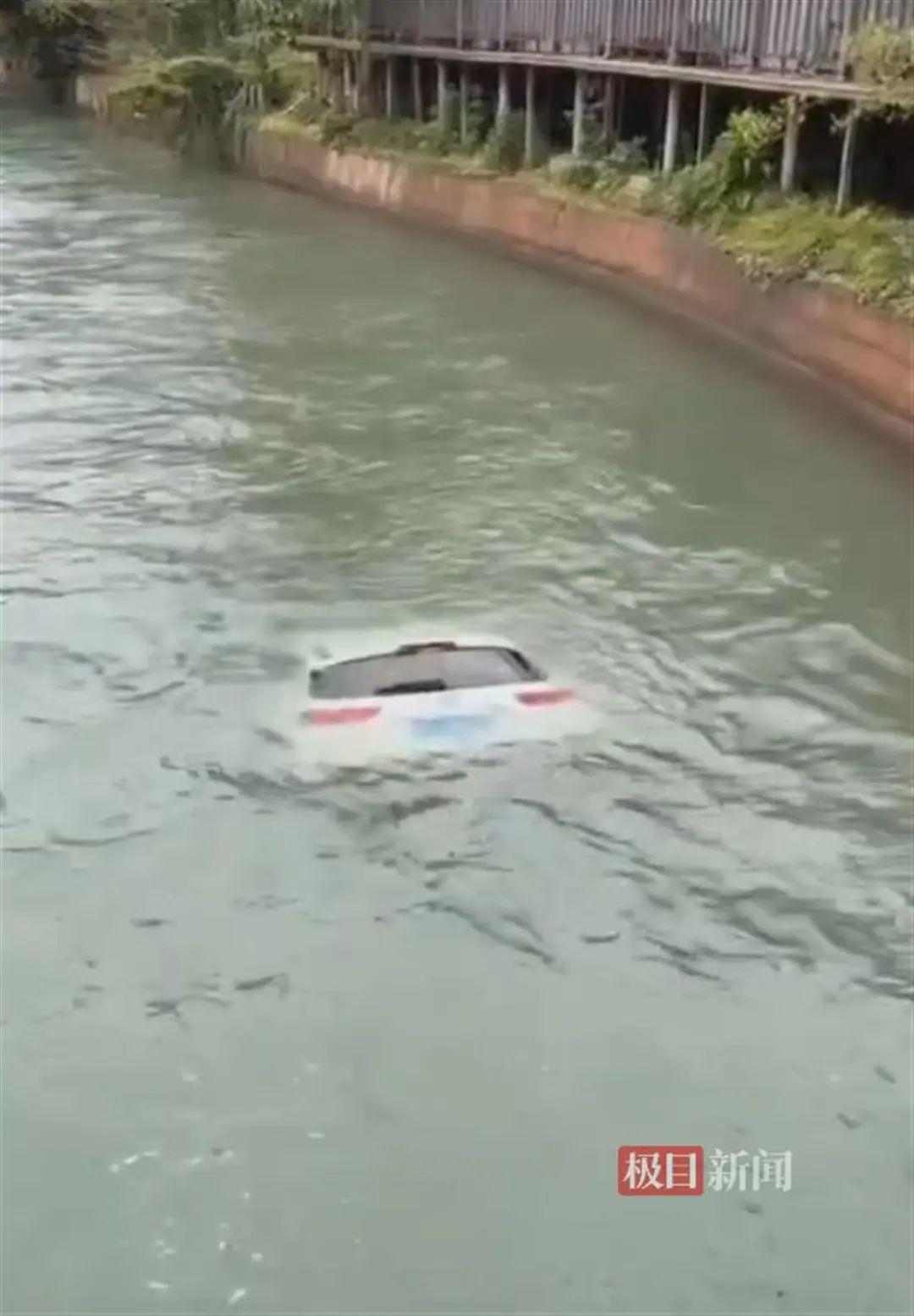 四川乐山夹江县一汽车坠河 致1死(图1)