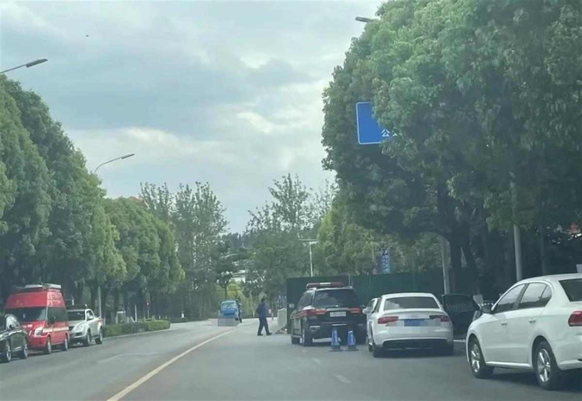 云南昆明呈贡区乌龙街道一商铺起火 致8死(图1)