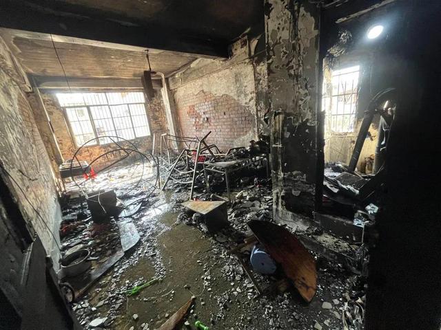 广西百色平果市一民房发生火灾 致3死(图3) 广西百色平果市一民房发生火灾 致3死(图3)