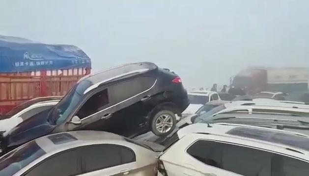 郑新黄河大桥多车连撞事故 致1人遇难(图2) 郑新黄河大桥多车连撞事故 致1人遇难(图2)