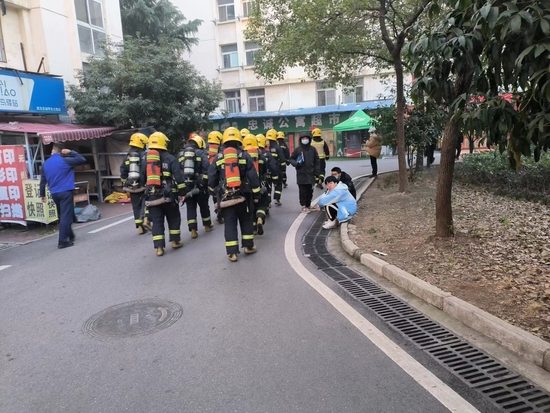武汉一高校宿舍楼发生火灾(图4) 武汉一高校宿舍楼发生火灾(图4)