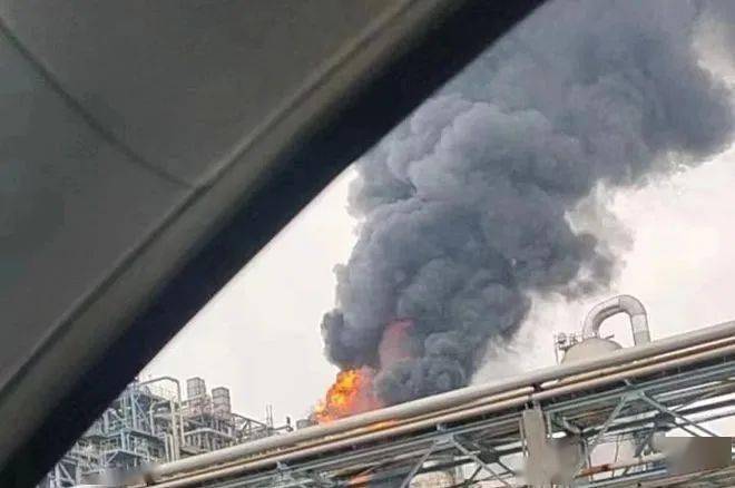 江苏南京扬子石化烯烃厂发生火灾事故(图1) 江苏南京扬子石化烯烃厂发生火灾事故(图1)