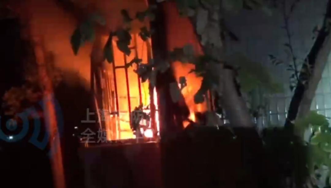 上海市徐汇区一住宅楼发生火灾 致2死(图3) 上海市徐汇区一住宅楼发生火灾 致2死(图3)