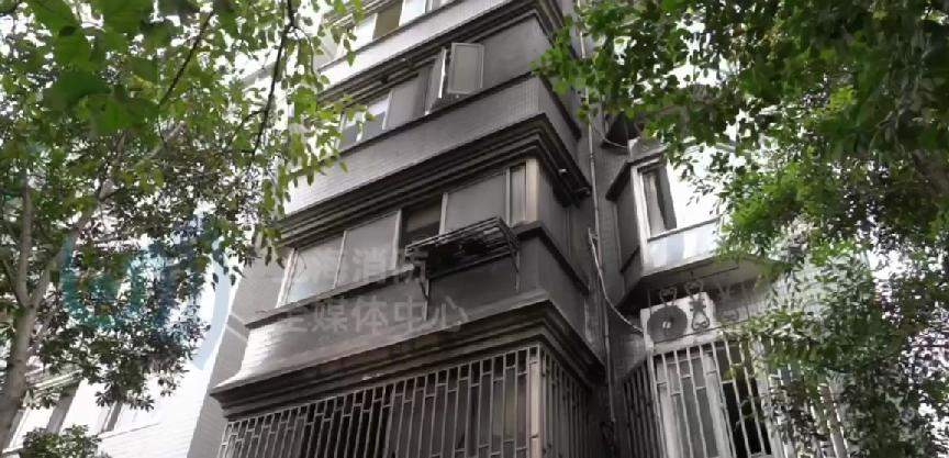 上海市徐汇区一住宅楼发生火灾 致2死(图5) 上海市徐汇区一住宅楼发生火灾 致2死(图5)
