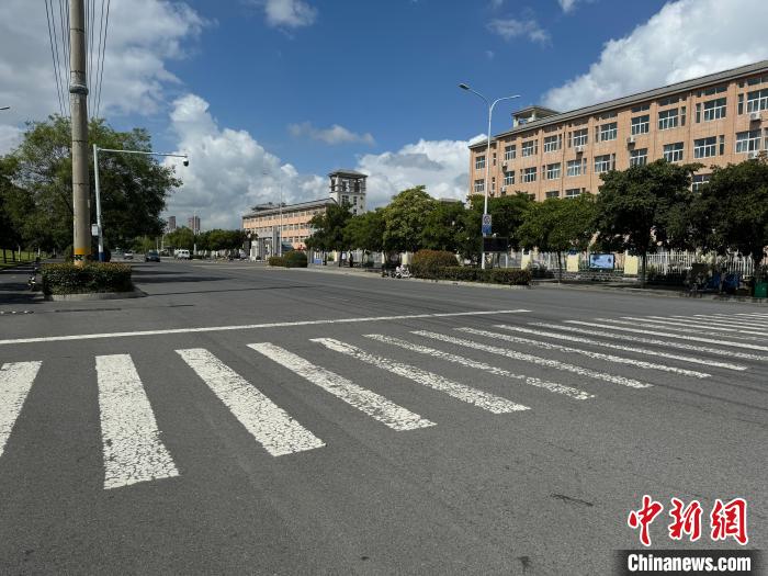 江苏泗洪一学校门前发生交通事故 致2死4伤(图2) 江苏泗洪一学校门前发生交通事故 致2死4伤(图2)