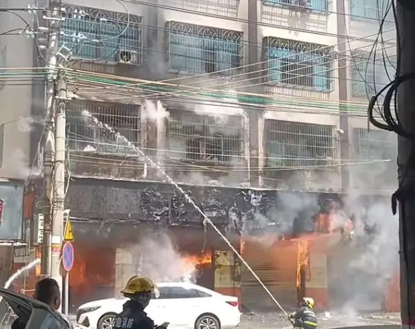 广东汕头潮阳区谷饶镇一铺面突发火灾(图3) 广东汕头潮阳区谷饶镇一铺面突发火灾(图3)