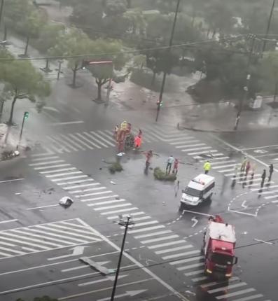 江苏苏州昆山市一路段高压电线坠落 致2死(图1) 江苏苏州昆山市一路段高压电线坠落 致2死(图1)