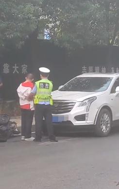 武汉小学周边车祸致人受伤警方通报驾驶员被控制(图4) 武汉小学周边车祸致人受伤警方通报驾驶员被控制(图4)
