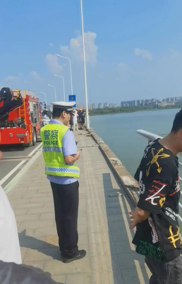 武汉严西湖大桥车辆坠桥事故引发关注(图2) 武汉严西湖大桥车辆坠桥事故引发关注(图2)