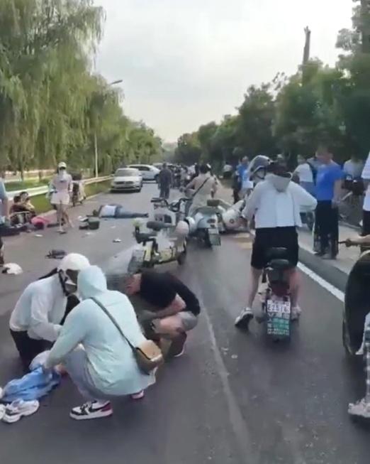 武汉小学周边车祸致人受伤警方通报驾驶员被控制(图3) 武汉小学周边车祸致人受伤警方通报驾驶员被控制(图3)