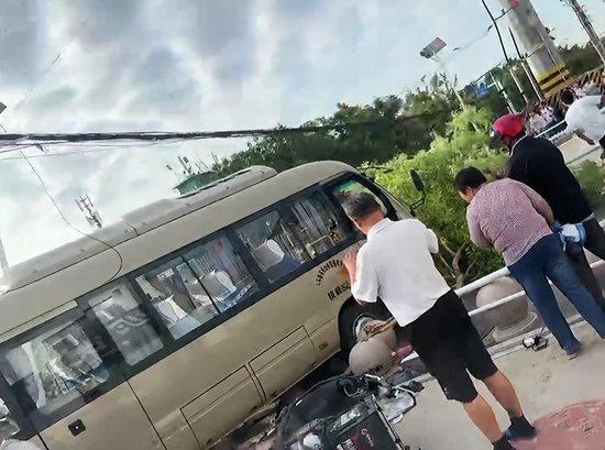 东平县校门口公交车失控撞人致11死12伤(图2) 东平县校门口公交车失控撞人致11死12伤(图2)